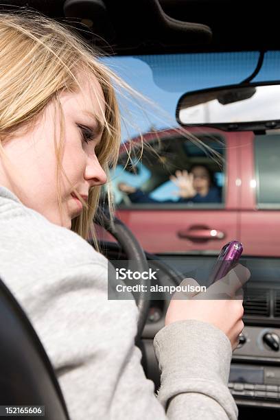 Girl メール事故 - 運転するのストックフォトや画像を多数ご用意 - 運転する, 落ち着かない, テキストメッセージ