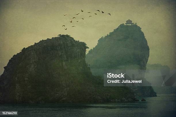 Manhã Cedo Em Ha Long Bay - Fotografias de stock e mais imagens de Vietname - Vietname, Imagem pintada, Paisagem - Cena Não Urbana