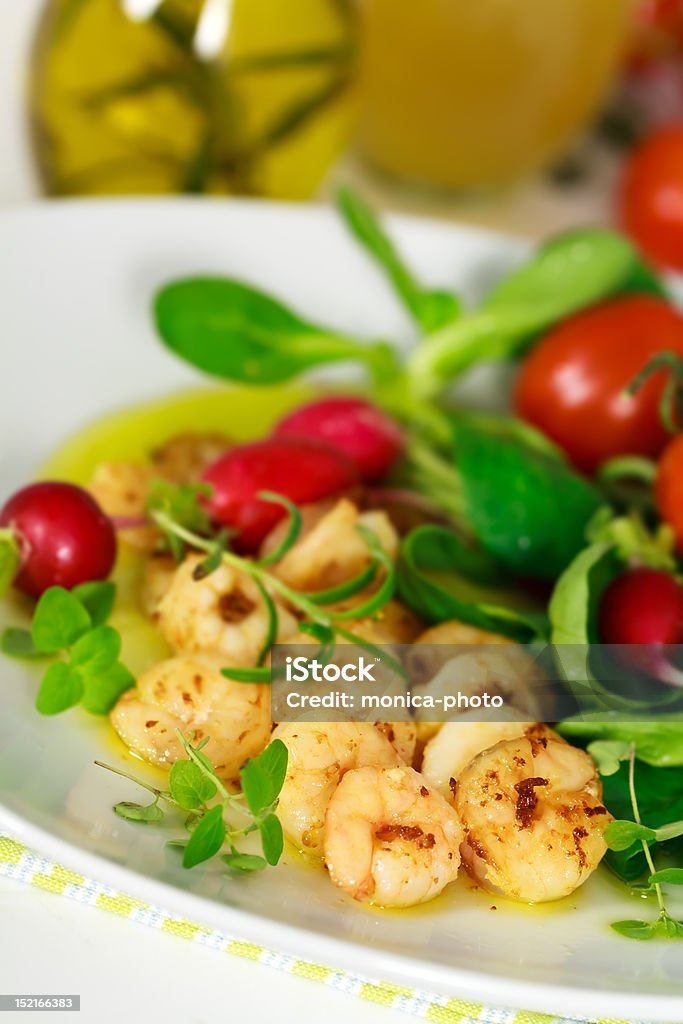 Camarones a la parrilla y ensalada de maíz, tomates cherry y salsa - Foto de stock de Aceite para cocinar libre de derechos