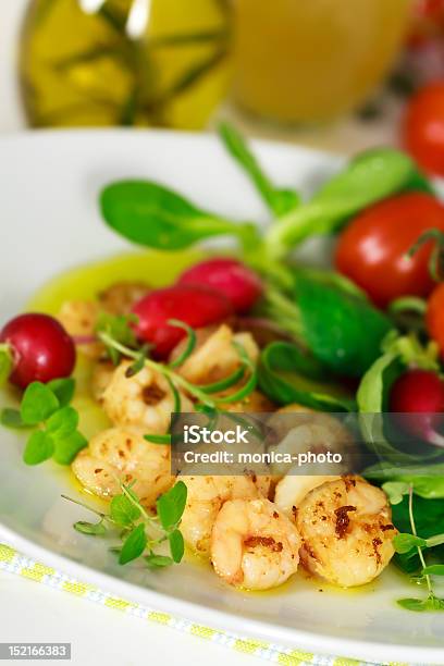 Assado Prawns Com Salada De Milho Tomate Cereja E Molho - Fotografias de stock e mais imagens de Alecrim