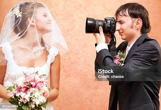 Mann Nehmen Sie Bild Von Seiner Frau Stockfoto und mehr Bilder von Fotograf - Fotograf, Hochzeit, Attraktive Frau