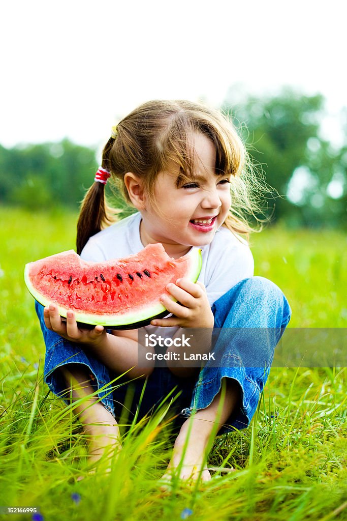 Девочка ест воды-дыня - Стоковые фото Лето роялти-фри