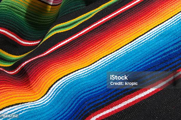 Foto de Colorido Poncho Mexicano e mais fotos de stock de Abstrato - Abstrato, Algodão - Material Têxtil, Arte e Artesanato - Assunto