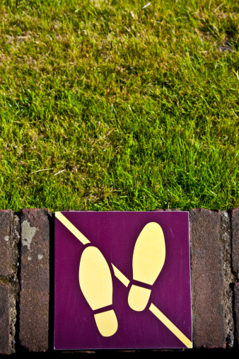 Sign: don't walk on the grass, useful for conceptual