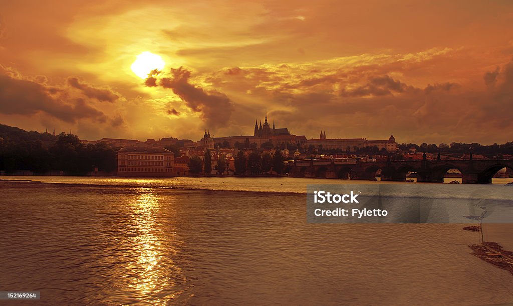 Pôr-do-sol dourado e Praga - Foto de stock de Arquitetura royalty-free