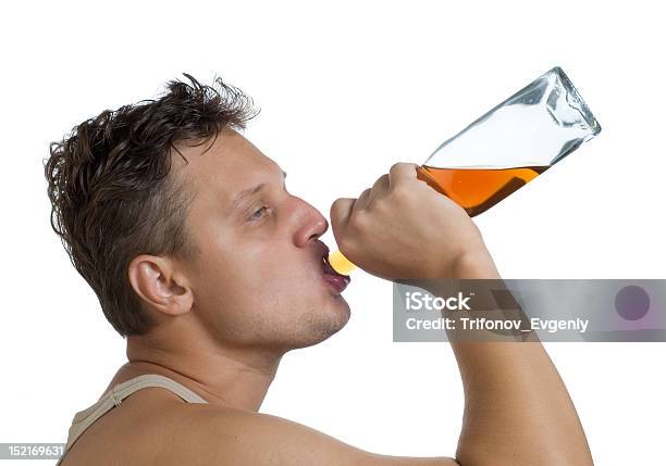 В Пить Человек — стоковые фотографии и другие картинки Алкоголь - напиток - Алкоголь - напиток, Болезнь, Бутылка