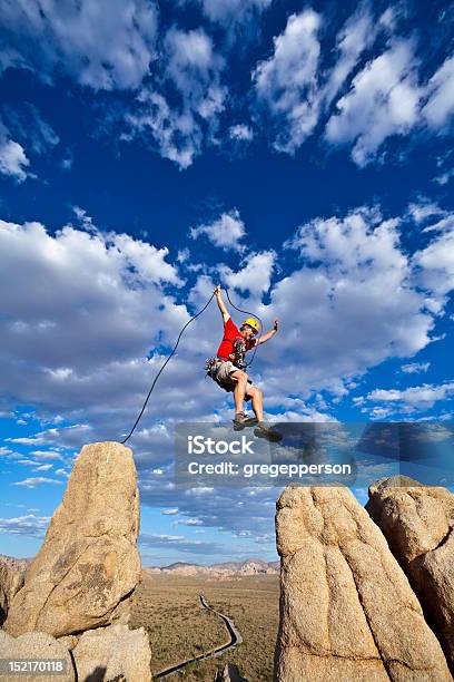 Alpinista Saltar Em Vão - Fotografias de stock e mais imagens de Ao Ar Livre - Ao Ar Livre, Atividade Recreativa, Atleta