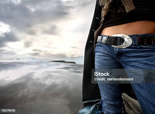 Mujer En Jeans Foto de stock y más banco de imágenes de Adulto - Adulto, Algodón - Textil, Cinturón