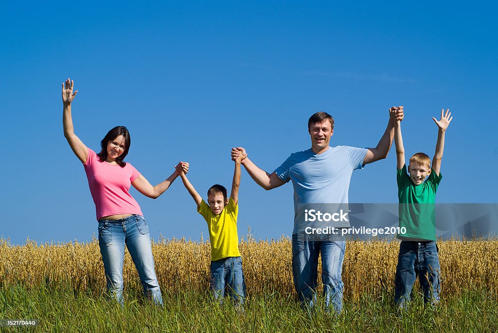家族、自然 - 4人のロイヤリティフリーストックフォト