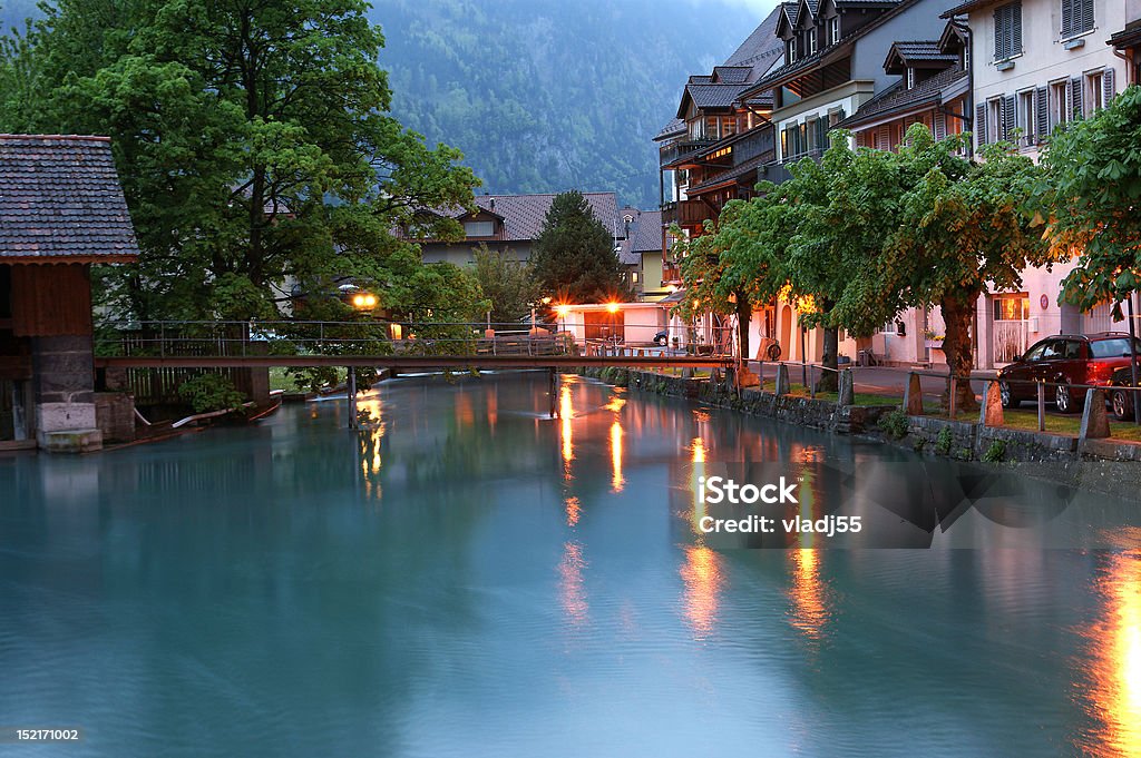 Suíça, Interlaken. Vista noturna de um pequeno rio - Foto de stock de Alpes europeus royalty-free