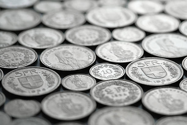 währung münzen - swiss francs stock-fotos und bilder