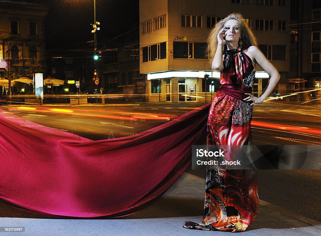 Élégante Femme sur la rue principale, de nuit - Photo de Adulte libre de droits