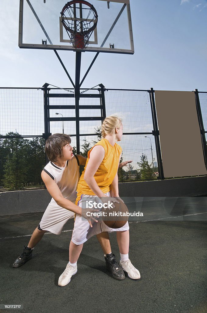 Adolescentes jugando baloncesto - Foto de stock de Actividad libre de derechos