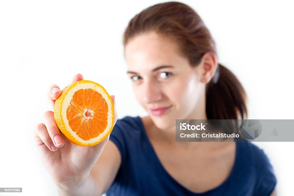 Teen fille avec des tranches d'orange - Photo de Adolescence libre de droits