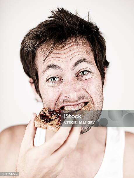 Homem Comer Brinde Com Manteiga De Amendoim E Geleia - Fotografias de stock e mais imagens de Pão