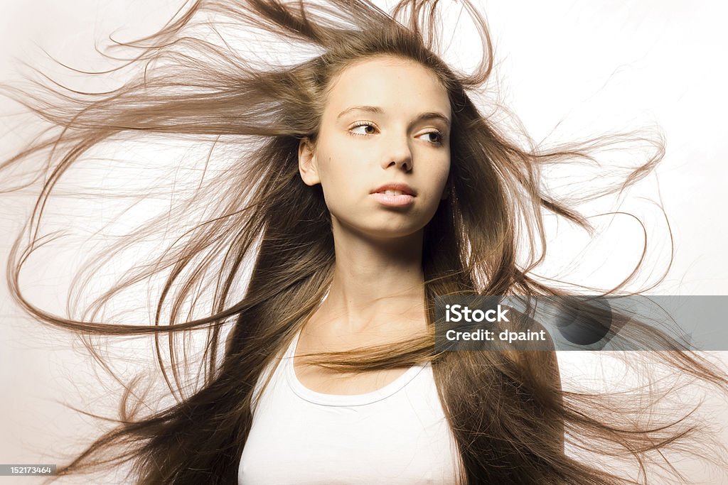 Bella ragazza con i capelli di volo - Foto stock royalty-free di 20-24 anni