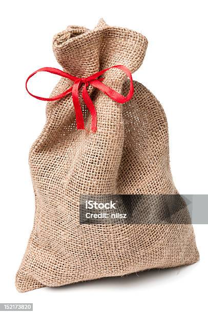 Photo libre de droit de Sac Toile De Jute Cadeau Avec Ruban Rouge banque d'images et plus d'images libres de droit de Beige - Beige, Cadeau, En matière textile