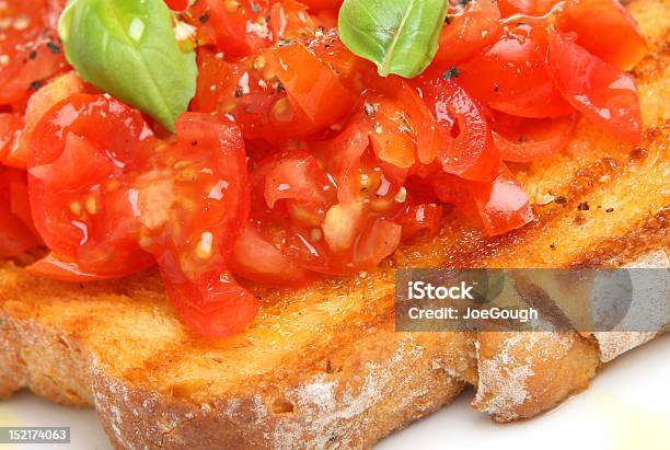 Bruschetta Mit Tomaten Stockfoto und mehr Bilder von Basilikum - Basilikum, Bauernbrot, Brotsorte
