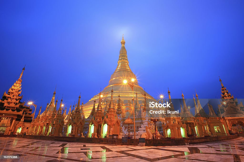 pagoda di Shwedagon al crepuscolo, Rangoon, Myanmar - Foto stock royalty-free di Alba - Crepuscolo