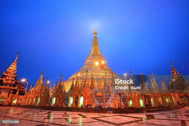 Pagoda Di Shwedagon Al Crepuscolo Rangoon Myanmar - Fotografie stock e altre immagini di Alba - Crepuscolo
