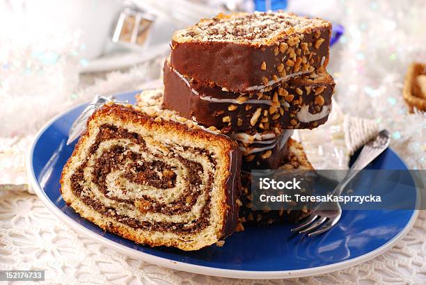 Foto de Bolo De Papoula De Natal Com Nozes e mais fotos de stock de Bolo - Bolo, Chocolate, Cobertura para sobremesa