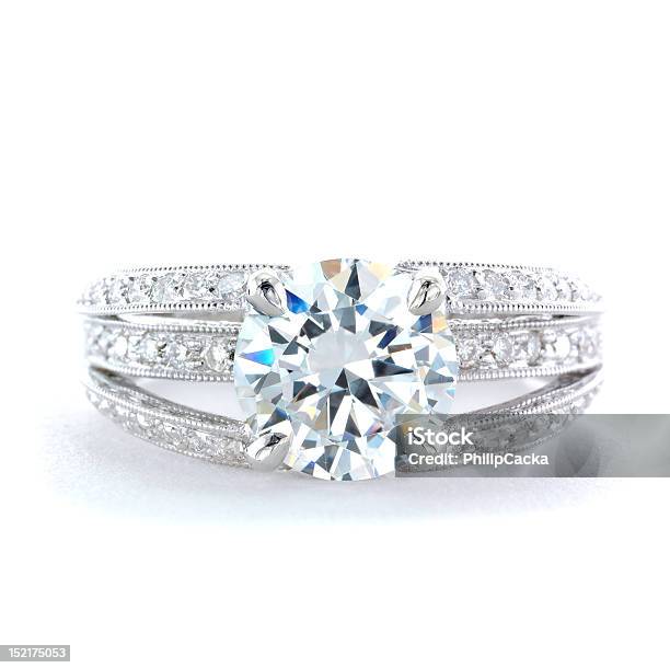 Photo libre de droit de Femme Et Bague De Mariage Platine Diamond banque d'images et plus d'images libres de droit de Bague en diamant - Bague en diamant, Bague de fiançailles, Bijou