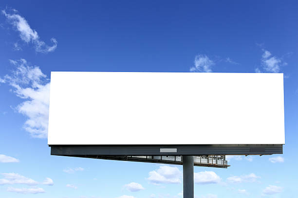 blank white billboard against the blue sky - leeg toestand stockfoto's en -beelden