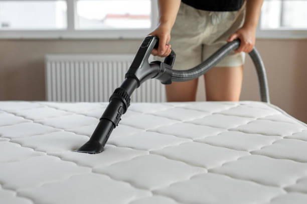 czyszczenie materacy - mattress cleaning vacuum cleaner housework zdjęcia i obrazy z banku zdjęć