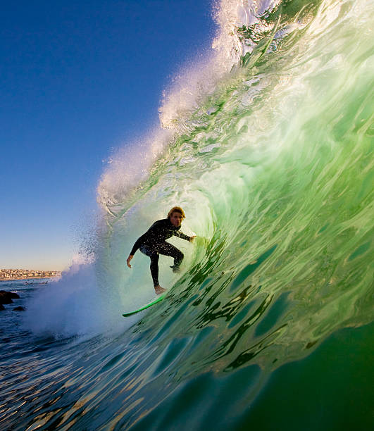 surfisti al tramonto - surfing surf wave men foto e immagini stock