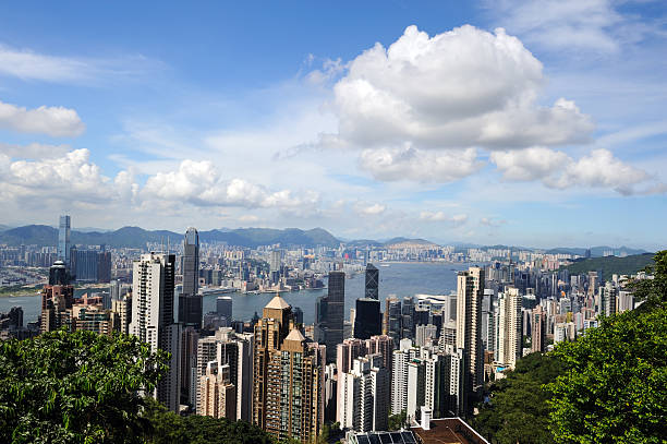 hong kong avec un ciel sans nuage (vue sur le pic victoria - clear sky hong kong island hong kong china photos et images de collection