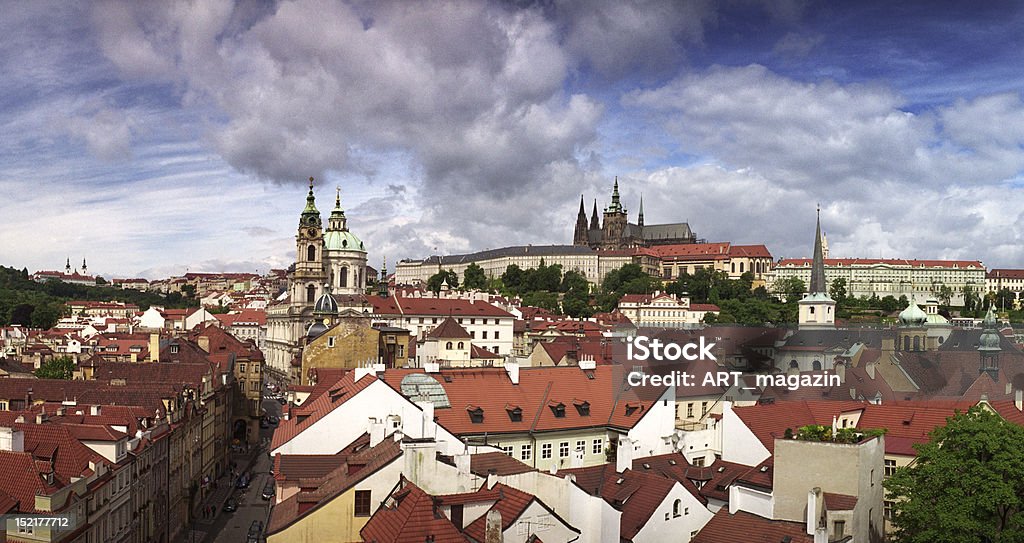 Lesser Town, com a Igreja de São Nicolau e o Castelo de Praga - Foto de stock de Arquitetura royalty-free