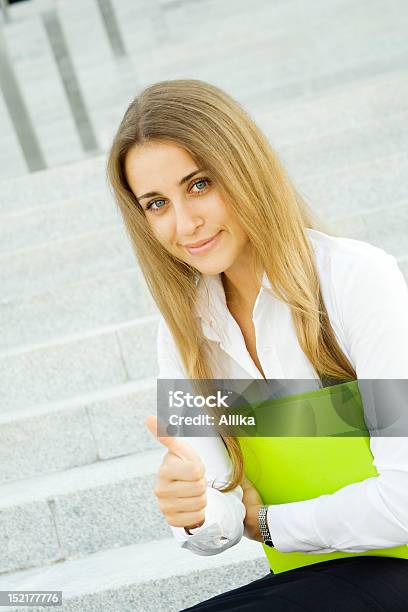 Biznes Kobieta Uśmiechając Się - zdjęcia stockowe i więcej obrazów 20-29 lat - 20-29 lat, Akta, Białe kołnierzyki