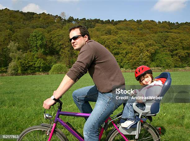 Bicicleta Com Pai E Daugther - Fotografias de stock e mais imagens de Bicicleta - Bicicleta, Cadeirinha de Criança para Carro, Capacete de Ciclismo