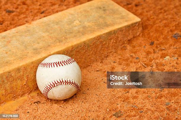 Photo libre de droit de Baseball Au Pitchers Mound banque d'images et plus d'images libres de droit de Adolescence - Adolescence, Adolescent, Balle de baseball