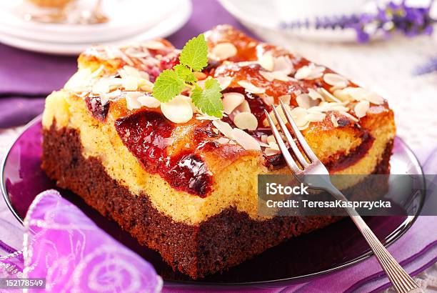 プラムアーモンドケーキ - カカオの実のストックフォトや画像を多数ご用意 - カカオの実, スポンジケーキ, プラム