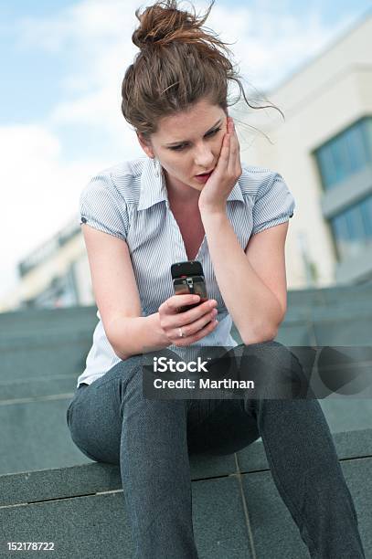 Bad Mensageminfeliz Mulher Com Telefone Móvel - Fotografias de stock e mais imagens de Preocupado - Preocupado, Mulheres, Só Uma Mulher