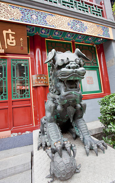 lion de pierre - stone statue animal imitation asia photos et images de collection