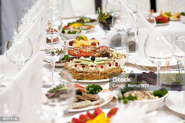 Cibo Al Tavolo Per Banchetti - Fotografie stock e altre immagini di Arrangiare - Arrangiare, Banchetto, Bicchiere