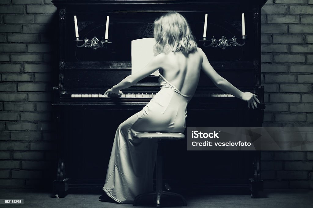 집에서 피아노를 연주하는 피아노 - 로열티 프리 피아노 스톡 사진
