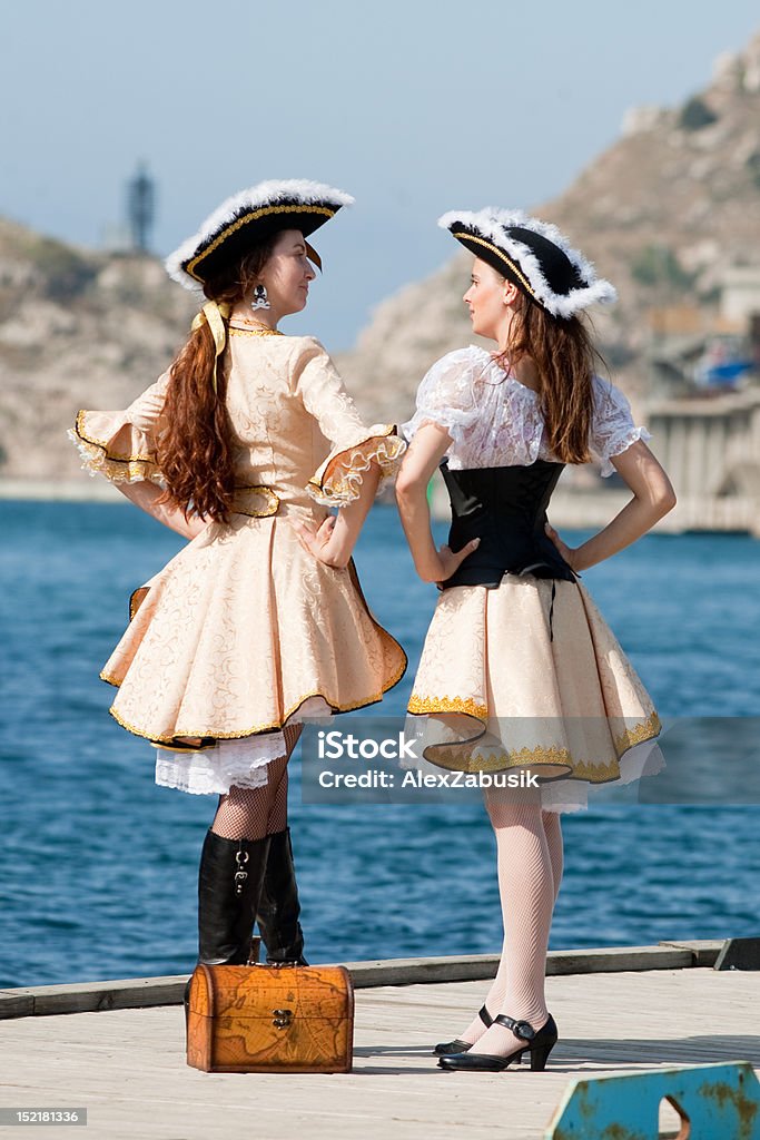 Due ragazze in costumi dei pirati aperto - Foto stock royalty-free di 20-24 anni