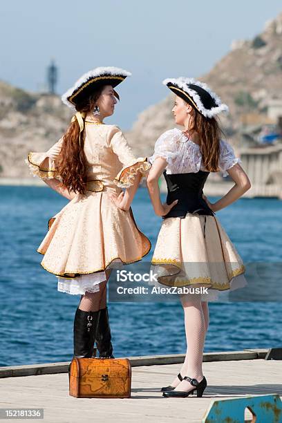 Due Ragazze In Costumi Dei Pirati Aperto - Fotografie stock e altre immagini di 20-24 anni - 20-24 anni, 25-29 anni, Abbigliamento