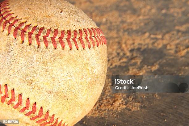 Foto de Velho Grunge Madeira E Terra Beisebol No Fundo e mais fotos de stock de Acabado - Acabado, Adolescência, Antigo