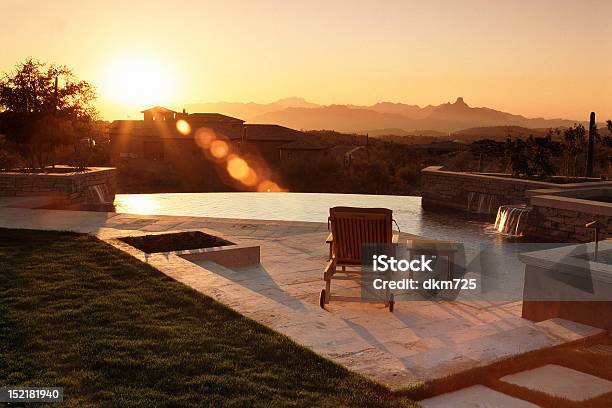 Piscina De Natação - Fotografias de stock e mais imagens de Jardim Particular - Jardim Particular, Piscina, Plataforma de Madeira