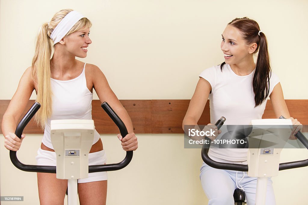 Dos chicas en velosimulators - Foto de stock de Actividad libre de derechos