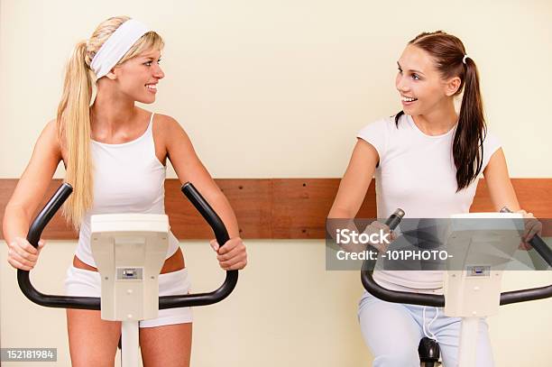 Dos Chicas En Velosimulators Foto de stock y más banco de imágenes de Actividad - Actividad, Adulto, Adulto joven