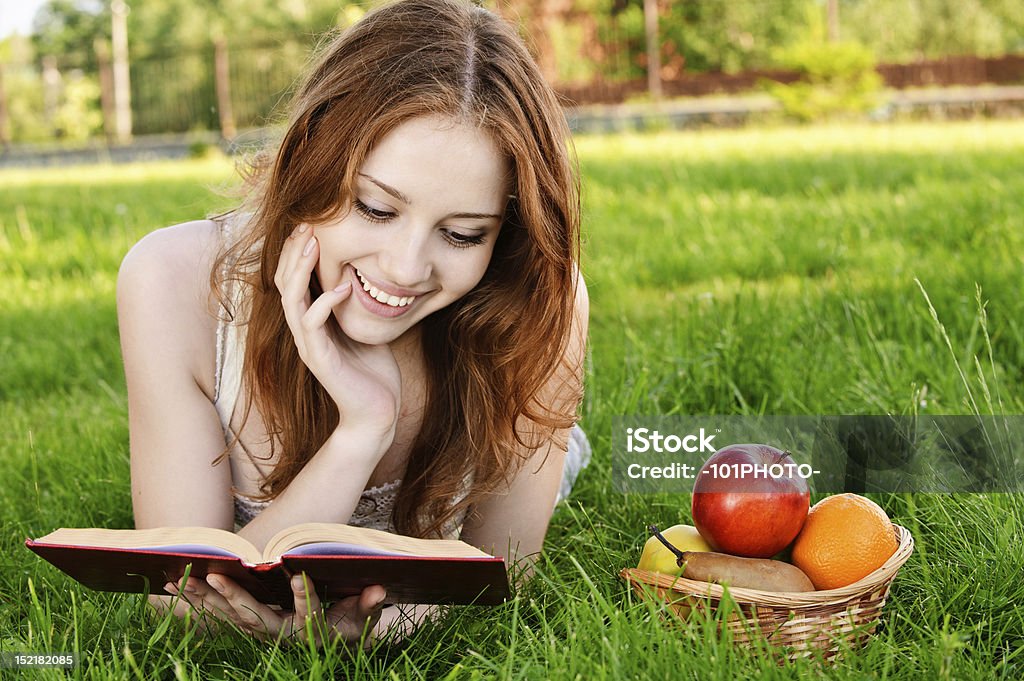 Menina com livro e maçã - Foto de stock de 20-24 Anos royalty-free