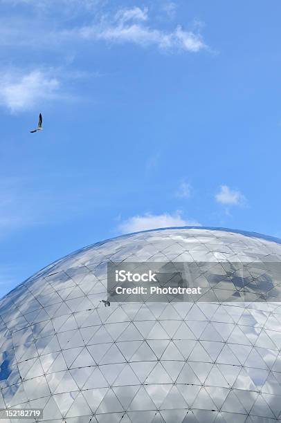 Niebo I Mewa Odbicie Na Dome - zdjęcia stockowe i więcej obrazów Globus - Wyposażenie do nawigacji - Globus - Wyposażenie do nawigacji, Architektura, Krata