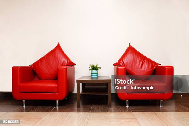 Sillas De Cuero Rojo Con Almohada Foto de stock y más banco de imágenes de Abstracto - Abstracto, Almohada, Asiento