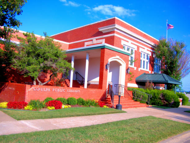 istock Entrance to the Sapulpa Public Library. 1521871998