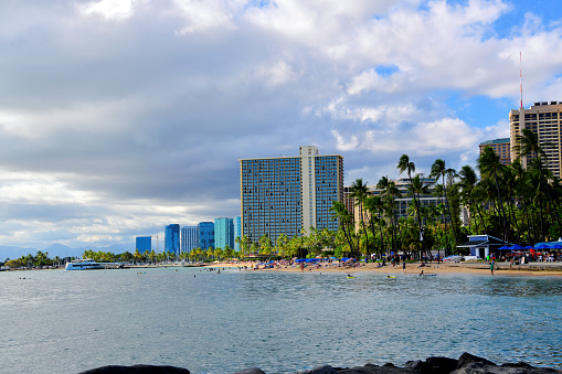 Waikiki, Honolulu, Oahu, Hawaii, USA: beach and Fort DeRussy Boardwalk / Beach Park - Rainbow Tower in the center.